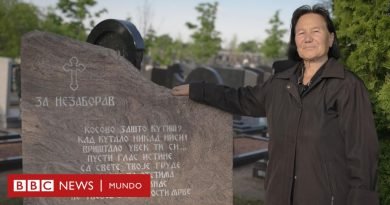 Guerra de Kosovo | “No está ni vivo ni muerto”: las mujeres de bandos enfrentados que buscan a sus desaparecidos 25 años después del conflicto - BBC News Mundo