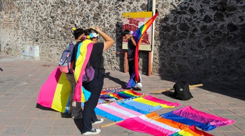 Hacen vendedores su agosto en Marcha LGBT