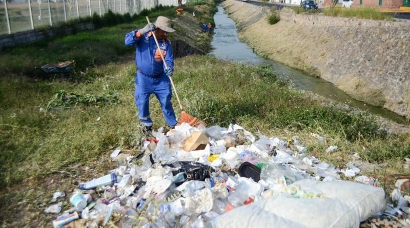 Han retirado 500 toneladas de residuos en drenes de la capital queretana