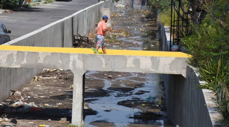 Lluvia destapa la basura en las calles
