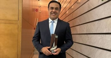 Recibe Luis Nava Escoba de Platino