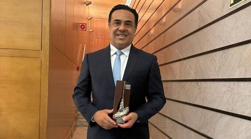 Recibe Luis Nava Escoba de Platino