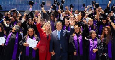 Reconoce Nava a 75 graduadas de la Universidad de las Mujeres