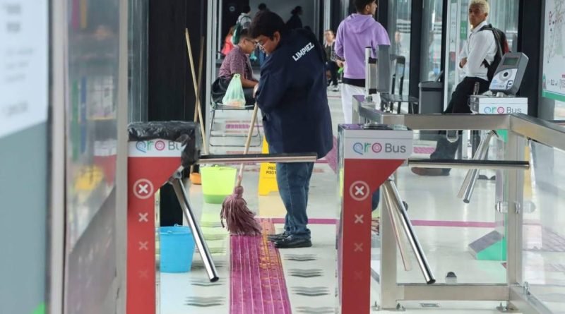 Reportan goteras en estaciones Qrobús ubicadas en Paseo 5 de Febrero