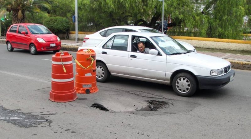 Surge hundimiento en avenida Universidad tras las lluvias