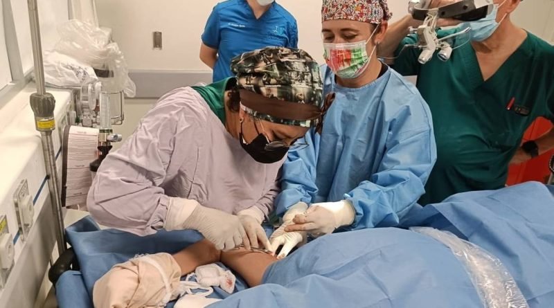Instalan catéter subcutáneo totalmente implantado a niño de 12 años