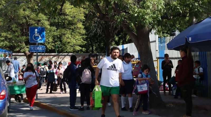 Repartirá Usebeq útiles y uniformes a estudiantes de educación básica