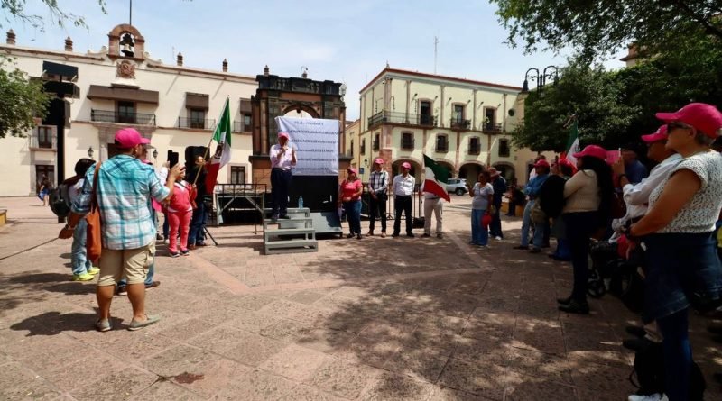 Simpatizantes de Marea Rosa exponen denuncias en plaza de armas