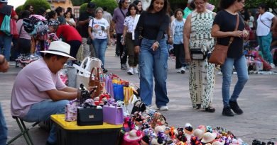 Venden artesanos en la calle por la tarde