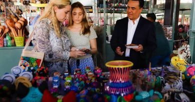 Visitan Nava y su esposa Arahí, mercado artesanal Querétaro