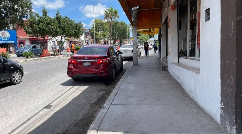 Comerciantes usan espacio destinado a la ciclovía
