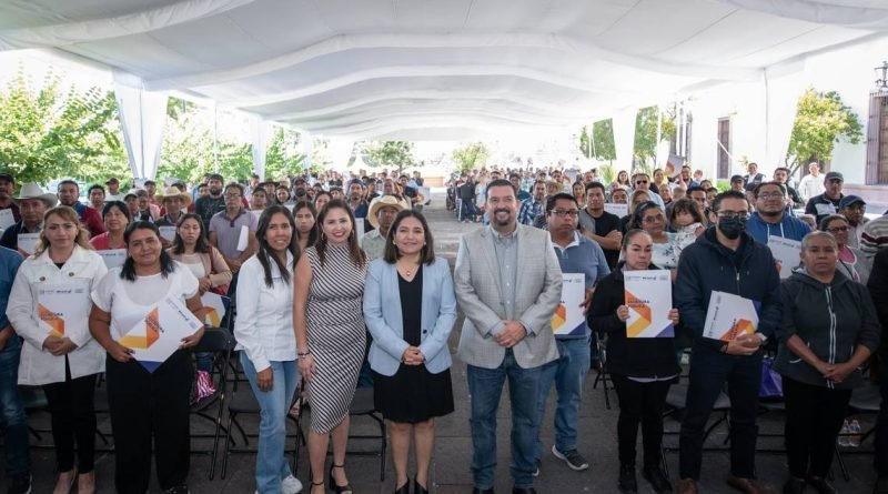 Entregan 200 escrituras públicas a habitantes de El Marqués