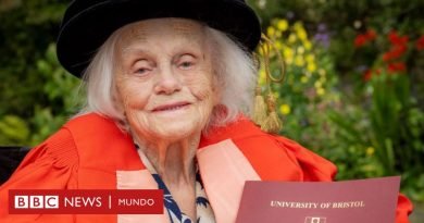 La física cuyo descubrimiento ayudó a predecir partículas como el bosón de Higgs y ahora recibe su doctorado (a los 98 años) - BBC News Mundo