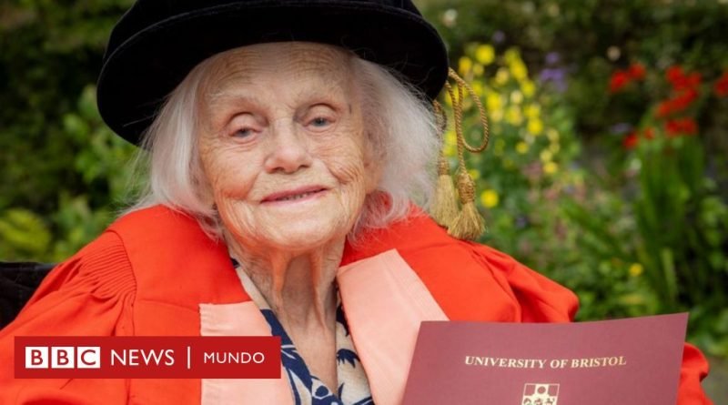 La física cuyo descubrimiento ayudó a predecir partículas como el bosón de Higgs y ahora recibe su doctorado (a los 98 años) - BBC News Mundo