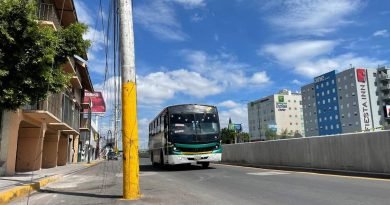 Postes estorban a automovilistas