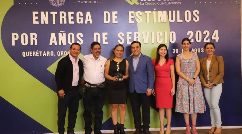 Reconoce Nava a 612 trabajadores por años de servicio