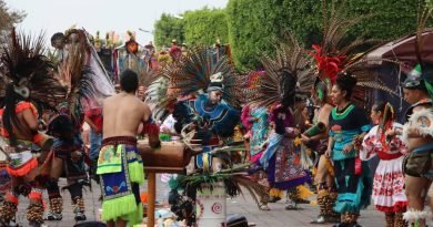 Antojitos, música y danza rodean a la Santa Cruz