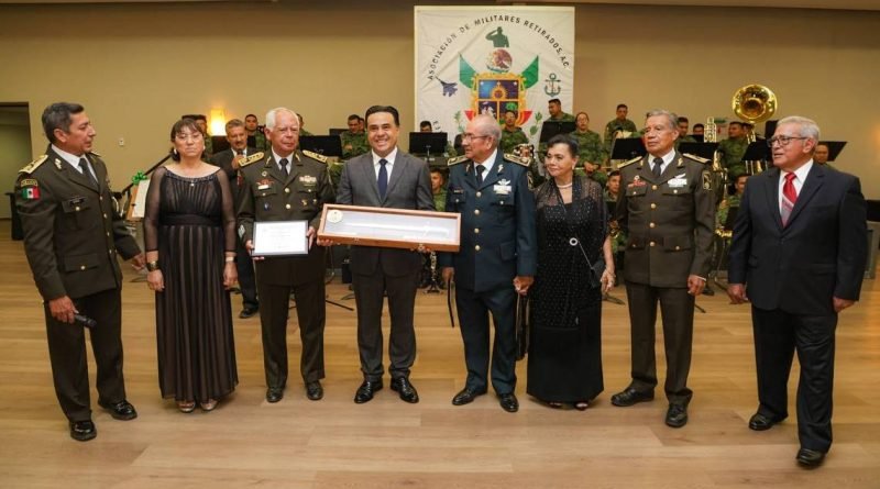 Dan militares retirados espadín a Luis Nava