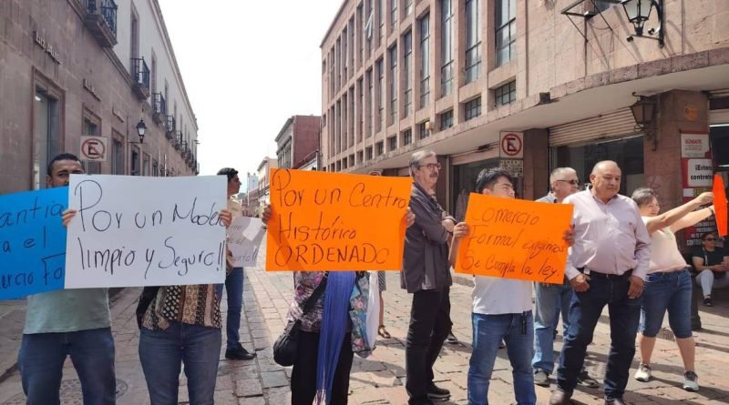 Exigen comerciantes del Centro Histórico retirar a ambulantes