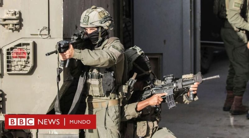 Israel: La conmoción por el video que muestra a soldados israelíes lanzando cadáveres desde una azotea en Cisjordania - BBC News Mundo