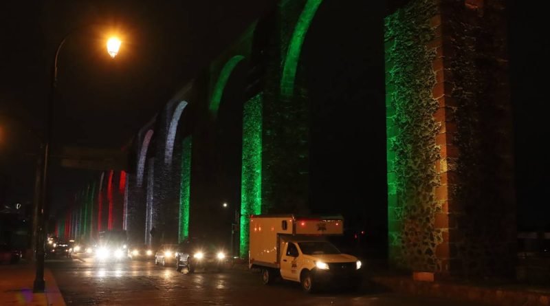 Los Arcos se iluminan en conmemoración de la Independencia de México