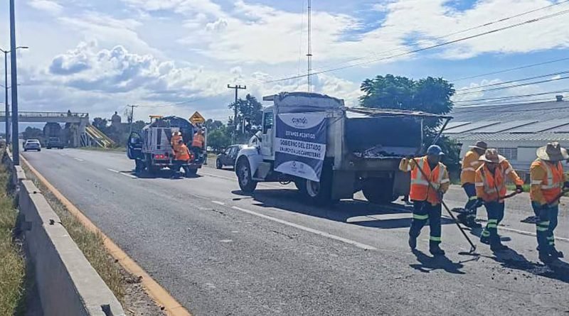 Realizan bacheo emergente en carretera federal