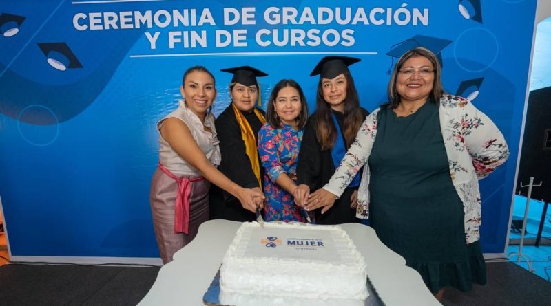 Se graduaron 204 mujeres en El Marqués