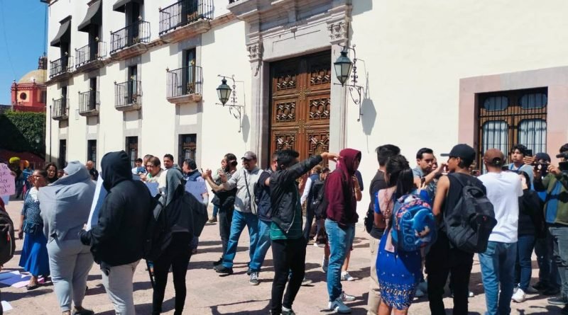 Artesanos se manifiestan en Plaza de Armas, hay cuatro detenidos