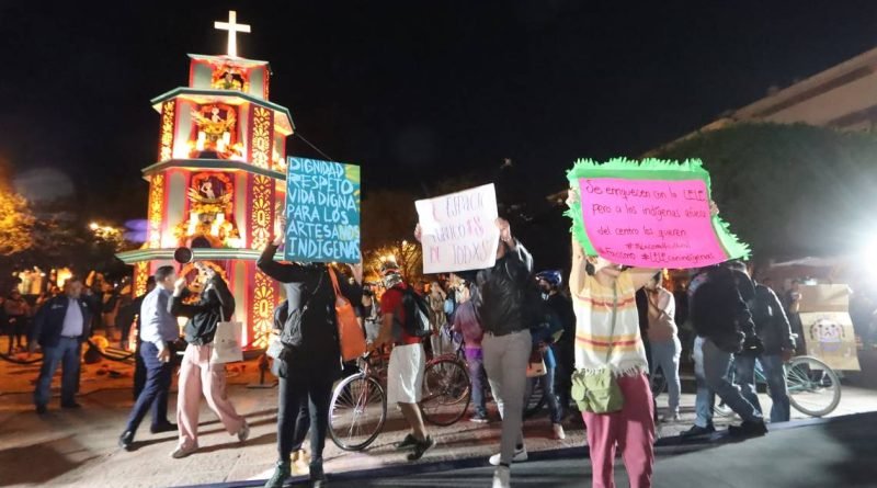 Ciudadanos se manifiestan en Plaza de Armas tras detención de artesanos