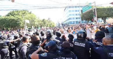 Estalla violencia con policías en reclamo de artesanos