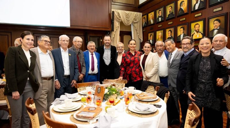 Reconoce Kuri aportación de profesionistas al desarrollo