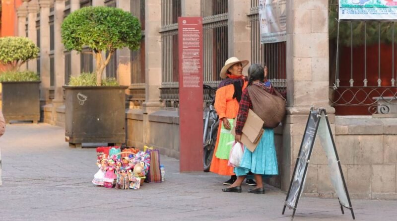 Autoridades capitalinas mantienen diálogo con artesanos