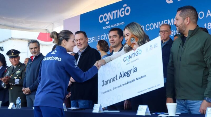 Autoridades y ciudadanos participaron en desfile cívico