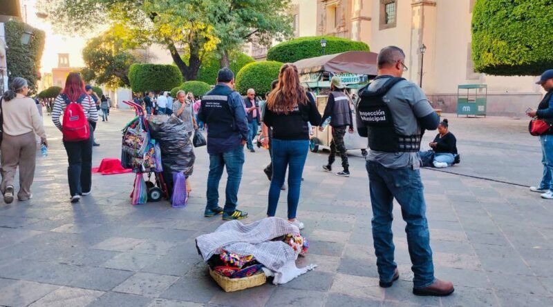 Bloquean inspectores vendimia de artesanos del CEDAI en las calles