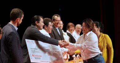 Entregan becas económicas del Fondo Magisterial de Querétaro