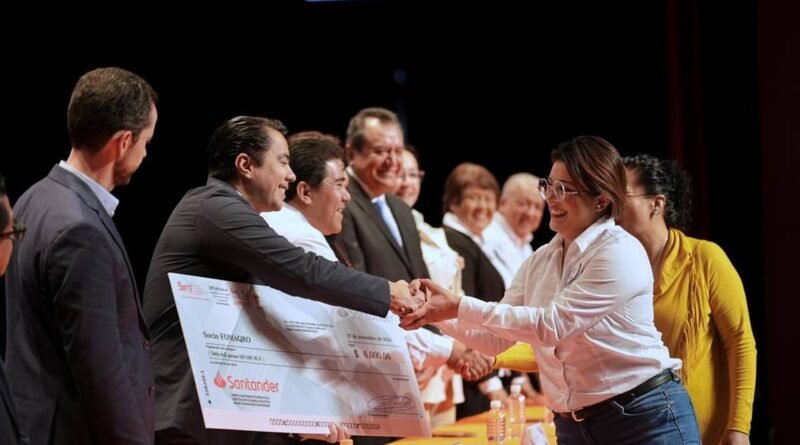 Entregan becas económicas del Fondo Magisterial de Querétaro
