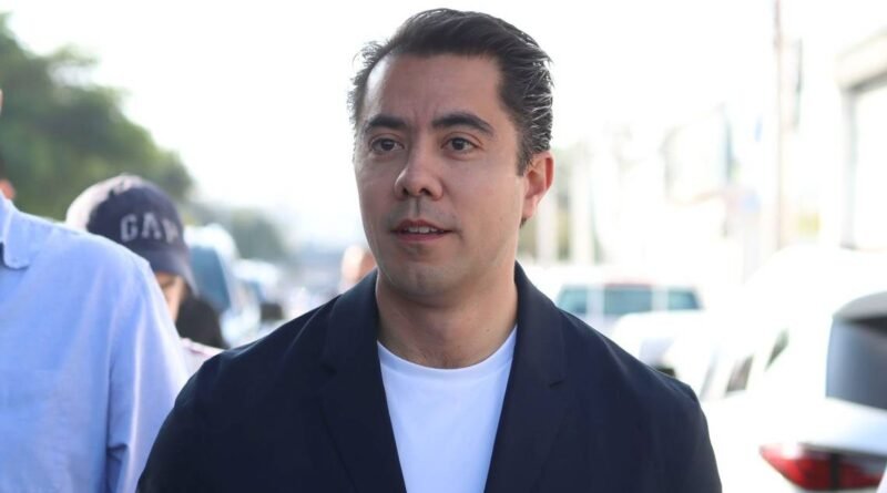 Ambulantes encaran a Macías tras encendido del árbol navideño