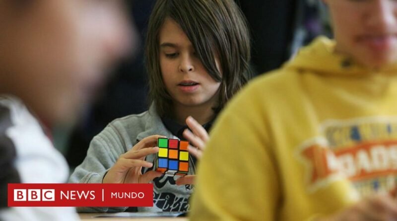 Cubo de Rubik: el antiguo hobby que puede ayudar a aumentar tu felicidad (según los científicos) - BBC News Mundo