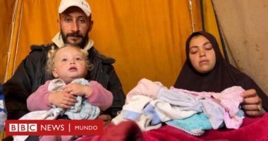 Los bebés recién nacidos que están muriendo de frío en las carpas de familias desplazadas en Gaza - BBC News Mundo