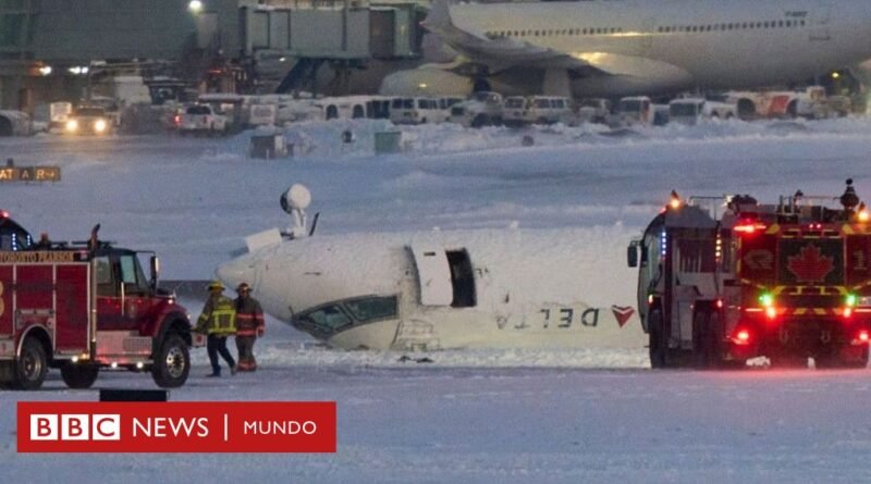 Cómo sobrevivieron los pasajeros del avión que volcó al aterrizar en Toronto y por qué el diseño de los asientos fue clave - BBC News Mundo