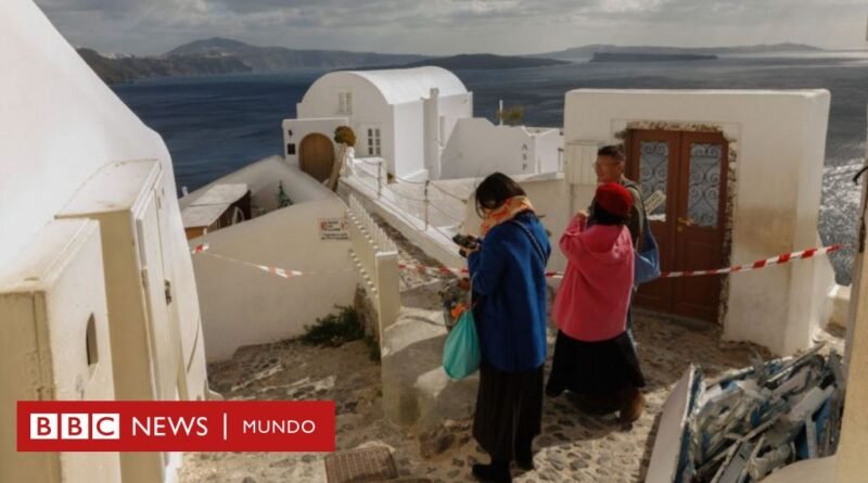 Declaran el estado de emergencia en la isla griega de Santorini después de una serie de sismos que llevó a la evacuación de más de 11.000 personas - BBC News Mundo