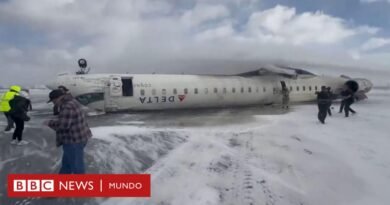La impactante imagen de un avión que volcó al aterrizar en el aeropuerto de Toronto y dejó al menos 18 heridos - BBC News Mundo