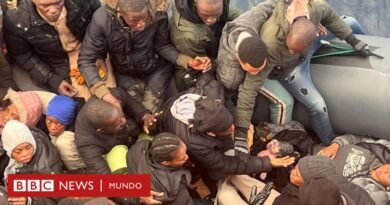 La impresionante imagen de un bebé que nació en una embarcación repleta de migrantes que trataban de llegar de África a las Canarias - BBC News Mundo