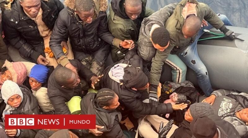 La impresionante imagen de un bebé que nació en una embarcación repleta de migrantes que trataban de llegar de África a las Canarias - BBC News Mundo
