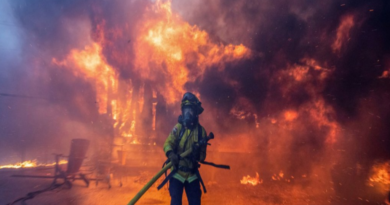 Los incendios siguen sembrando el caos en Los Ángeles y las autoridades advierten que la cifra de muertos puede aumentar - BBC News Mundo
