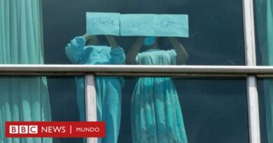 Los migrantes deportados por EE.UU. que están aislados en un hotel de Panamá y piden ayuda a través de las ventanas - BBC News Mundo
