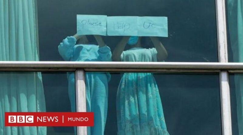 Los migrantes deportados por EE.UU. que están aislados en un hotel de Panamá y piden ayuda a través de las ventanas - BBC News Mundo