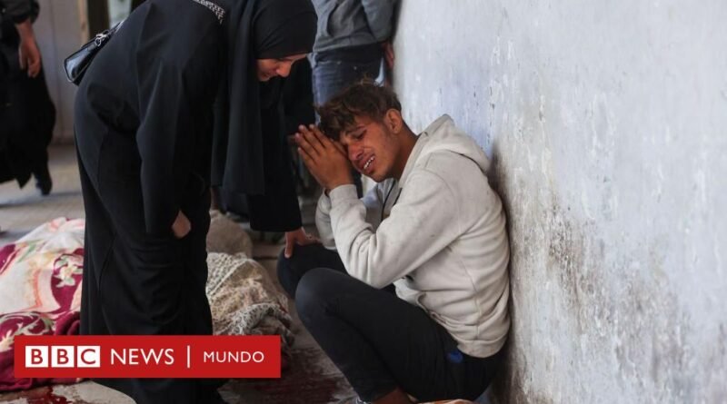 Israel lanza la mayor oleada de ataques aéreos sobre Gaza desde que comenzó el alto al fuego y deja al menos 400 muertos - BBC News Mundo