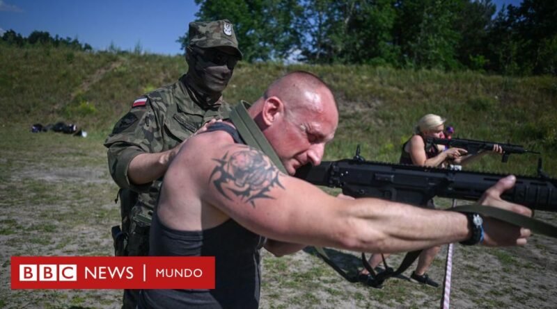 Polonia anuncia un plan para dar entrenamiento militar a todos los hombres del país - BBC News Mundo