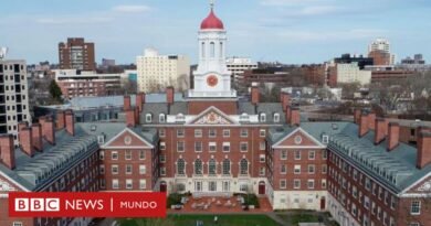 Cómo Harvard se convirtió en la universidad más rica del mundo y su fortuna le permite resistir las presiones de Trump - BBC News Mundo